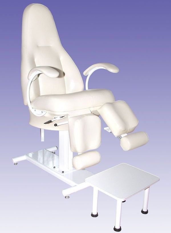 Педикюрно-косметологічне крісло КП-5 з регульованими пуфами для ніг та підставкою для ванни